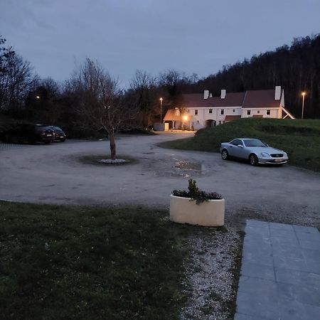 La Chambre Et Le Studio Du Chateau Du Golf De Bernalmont Lüttich Exterior foto