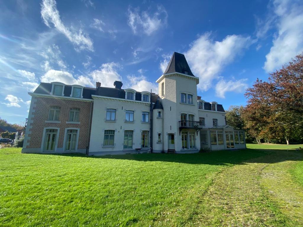 La Chambre Et Le Studio Du Chateau Du Golf De Bernalmont Lüttich Exterior foto