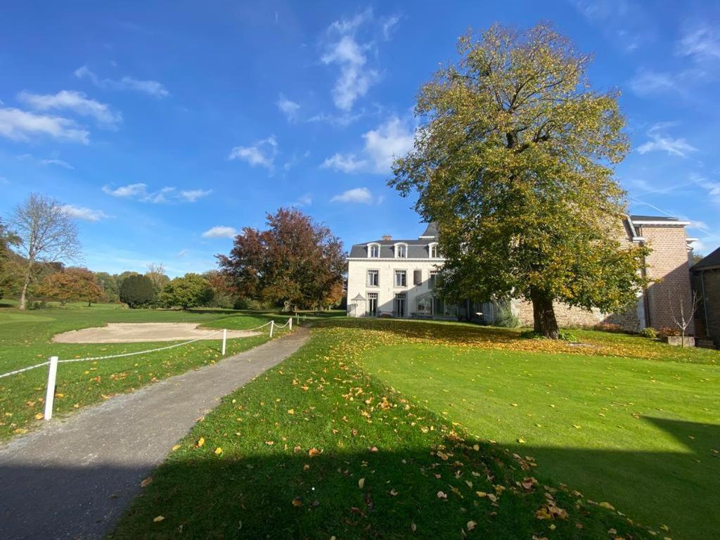 La Chambre Et Le Studio Du Chateau Du Golf De Bernalmont Lüttich Exterior foto
